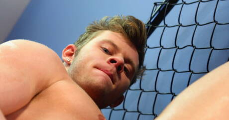 Przystojny facet Jp A bawi się penisem