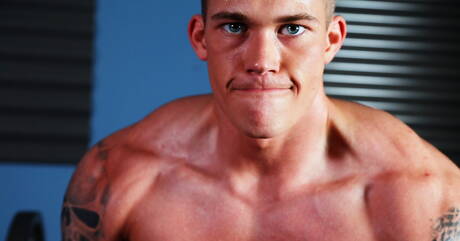 Husky facet Diesel White bawi się penisem