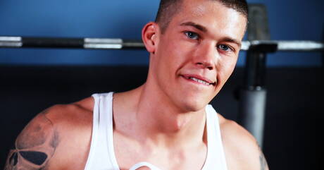 Husky facet Diesel White bawi się penisem