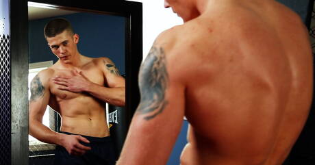 Husky facet Diesel White bawi się penisem