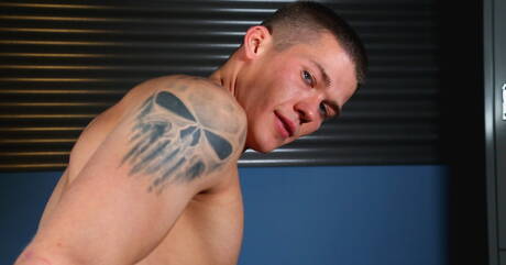 Husky facet Diesel White bawi się penisem