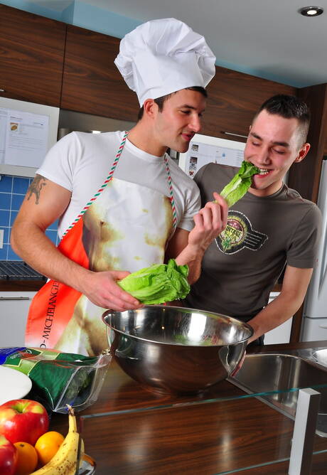 加拿大帥哥Trystan Bull和肌肉男Johan Lapointe在廚房裡享受了一場精彩的口交