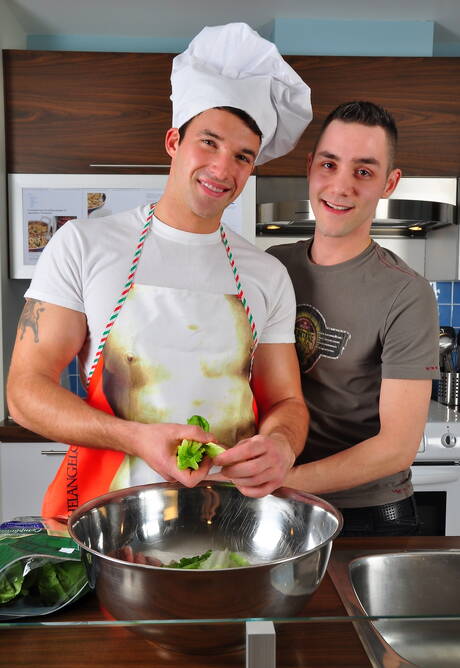 加拿大帥哥Trystan Bull和肌肉男Johan Lapointe在廚房裡享受了一場精彩的口交