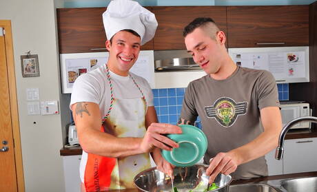 加拿大帥哥Trystan Bull和肌肉男Johan Lapointe在廚房裡享受了一場精彩的口交