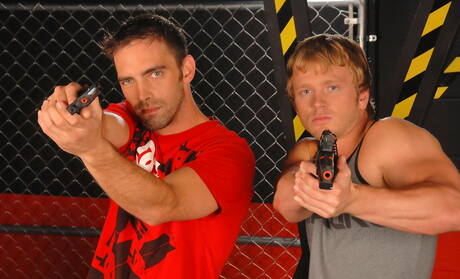 El fornido estadounidense James Huntsman y la nutria Joe Parker en una escena de mamadas