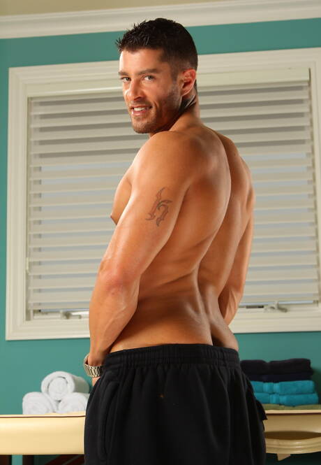 American beefcake Cody Cummings get naked and showing tight butt