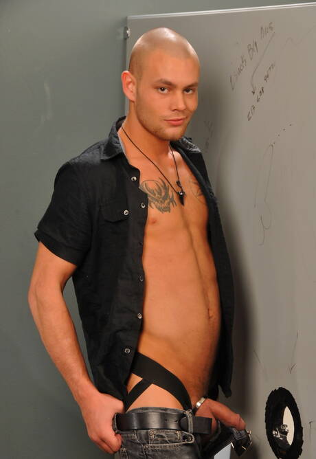 Sexy Kumpel Andras Styles und sinnlicher Typ Sergio Long spielen mit Schwanz