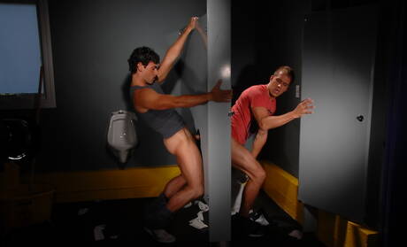 I simpatici amici americani, il muscoloso Jeremy Bilding e il fusto Brandon Lewis, si scopano il culo dopo aver succhiato il cazzo