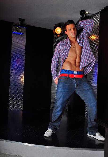 カナダのタフガイ、トリスタン・ブルとイケメンのディラン・クロスがチンポをしゃぶるシーン