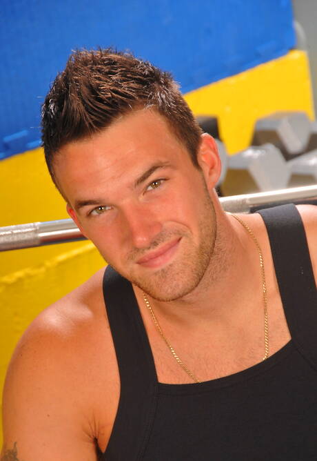 Le costaud canadien Trystan Bull se met à nu et montre son cul chaud