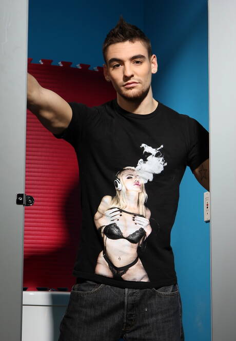 Der amerikanische Superhengst Johnny Torque und der junge Anthony Price in einer Schwanzlutschszene