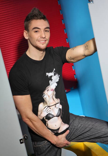 Der amerikanische Superhengst Johnny Torque und der junge Anthony Price in einer Schwanzlutschszene