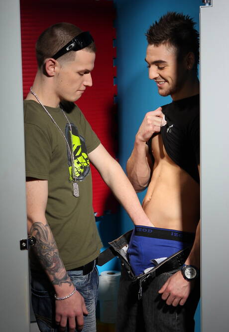 Der amerikanische Superhengst Johnny Torque und der junge Anthony Price in einer Schwanzlutschszene