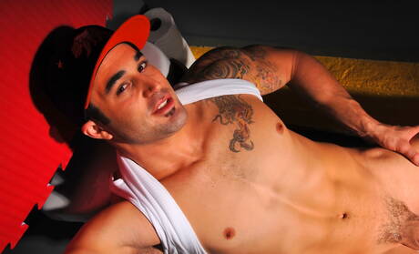 Samuel Otoole, un beau gosse latin, taquine sa bite