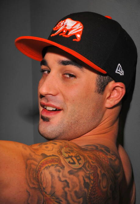 Samuel Otoole, un beau gosse latin, taquine sa bite