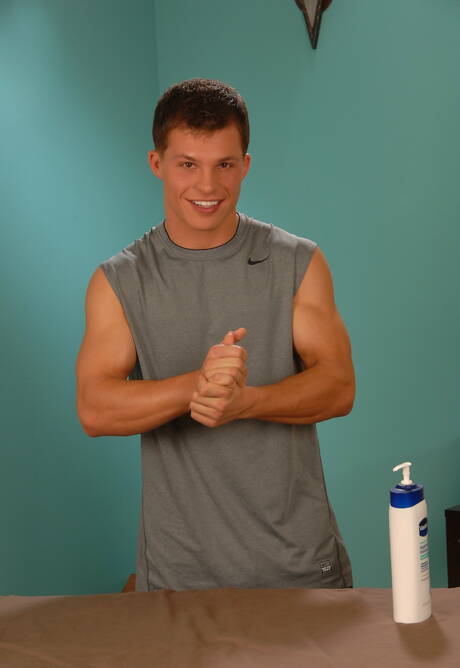 Der muskulöse Amerikaner Chad Logan posiert nackt und zeigt seinen heißen Hintern