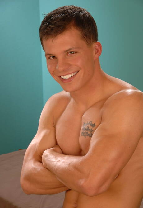 El musculoso estadounidense Chad Logan posa desnudo y muestra su trasero caliente