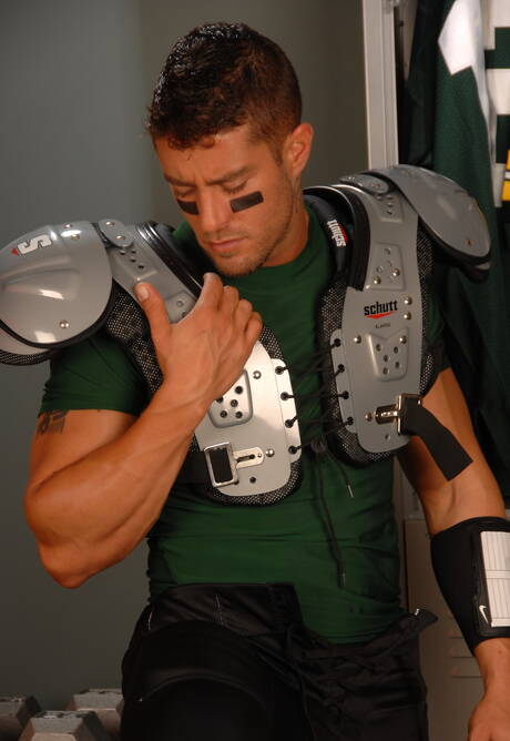 Amerikaanse spierbundel Cody Cummings en goed gebouwde Reed Royce hebben een goede orale seks