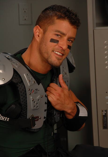 Il muscoloso americano Cody Cummings e il robusto Reed Royce si godono un bel sesso orale