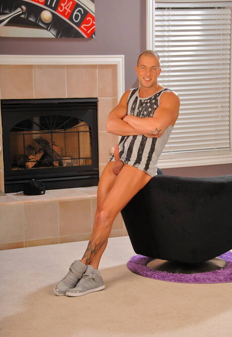 Americano ben costruito Rod Daily si masturba