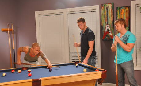 Les copains éhontés Connor Maguire, Brody Wilder et James Huntsman dans une partie de sexe à trois hard