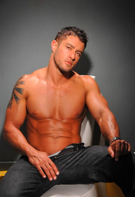 Amerykański ogier Cody Cummings pozuje nago i pokazuje ciasny tyłek w wannie