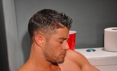 Amerykański ogier Cody Cummings pozuje nago i pokazuje ciasny tyłek w wannie