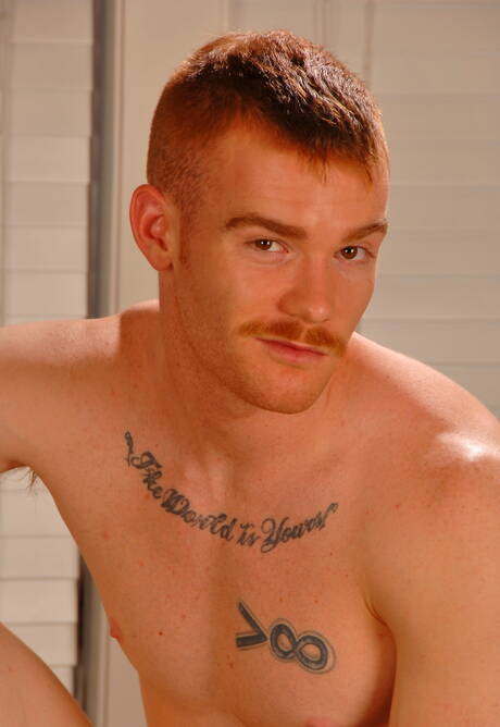 Amerikaanse harige hengst James Jamesson wordt naakt en laat zijn kont zien