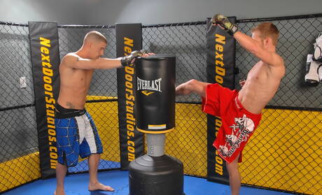 Die netten amerikanischen Freunde Ty Roderick und Aaron Blake, beide haarige Typen, lieben sich beim Fisting