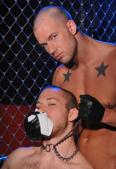 Le pornostar americane Rod Daily e Cody Allen, due muscolosi ragazzi, in una scena di pompino