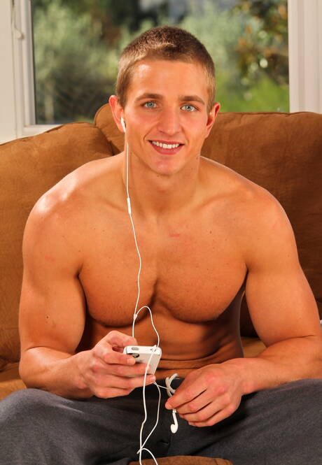 알몸으로 포즈를 취하고 엉덩이를 드러내는 미국의 육감적인 마커스 모조