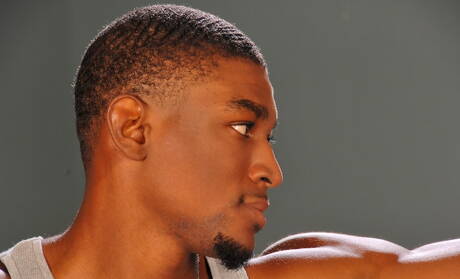 Schwarzer starker Bulle Atk Polish posiert nackt und zeigt knackigen Hintern