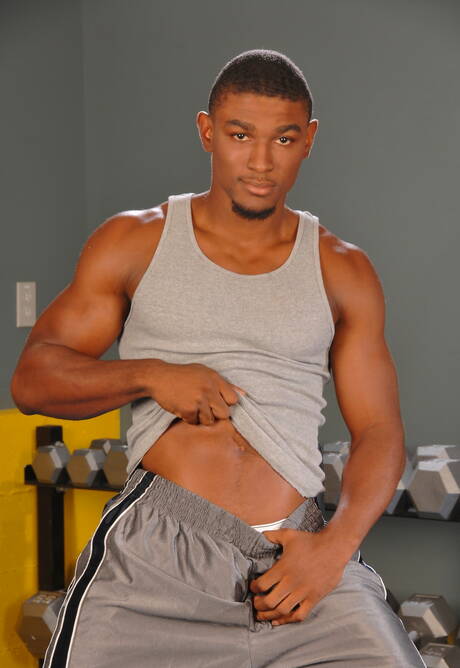 Schwarzer starker Bulle Atk Polish posiert nackt und zeigt knackigen Hintern