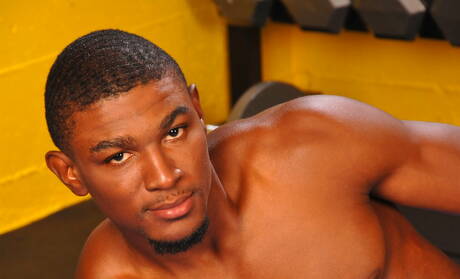 Schwarzer starker Bulle Atk Polish posiert nackt und zeigt knackigen Hintern