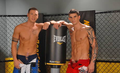 Gorący amerykańscy chłopcy, student Jay Cloud i krzepki facet Tyler Torro obciągają i ruchają się nawzajem