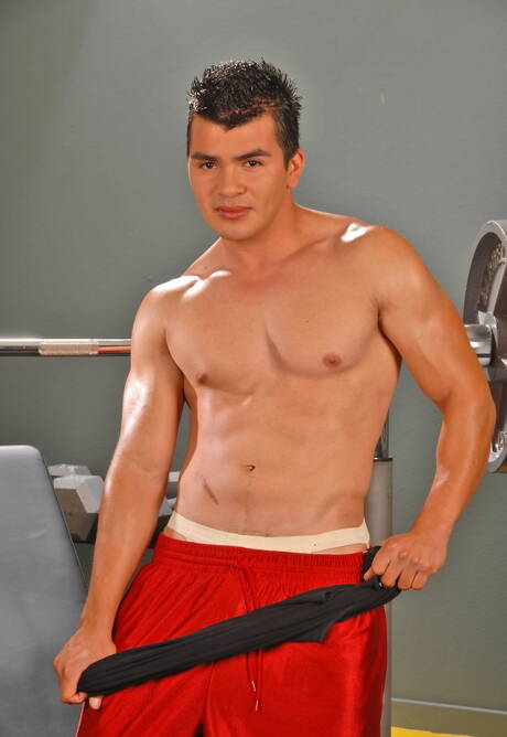 墨西哥肌肉男 Mario Romo 脫衣服露出漂亮臀部