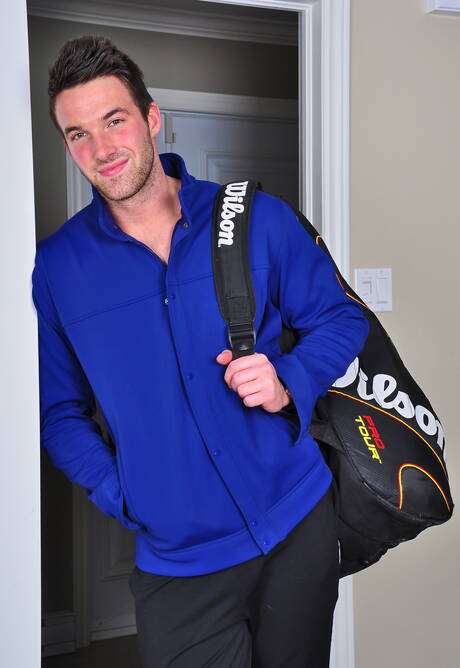 Le beau gosse canadien Trystan Bull se masturbe dans la salle de bain