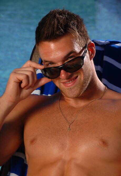 加拿大肌肉男Trystan Bull在泳池邊脫衣服露出緊實臀部