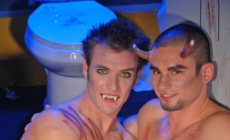 Die hübschen amerikanischen Superhengste Kevin Crows und der kräftige Anthony Romero haben guten Sex in der Badewanne