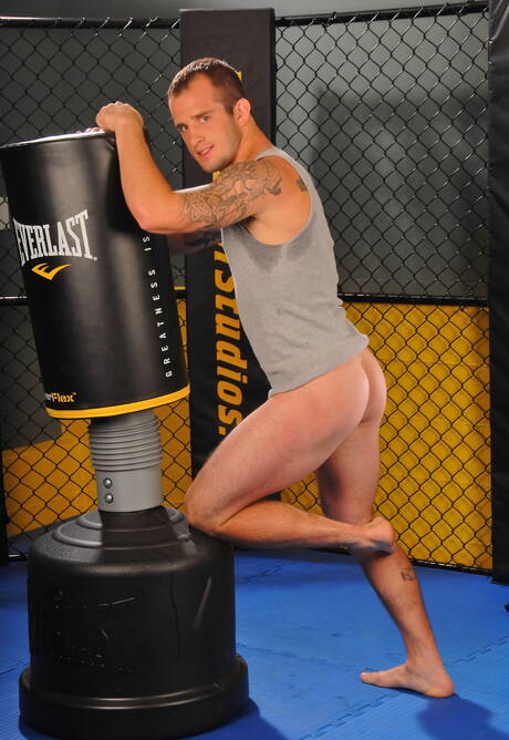 César Lancelot musclé posant nu et montrant ses fesses