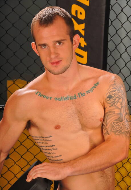 César Lancelot musclé posant nu et montrant ses fesses