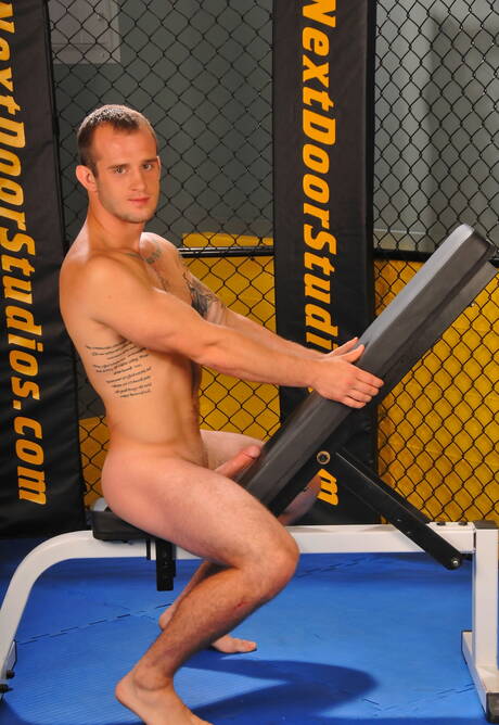 César Lancelot musclé posant nu et montrant ses fesses