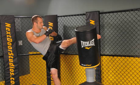 César Lancelot musclé posant nu et montrant ses fesses