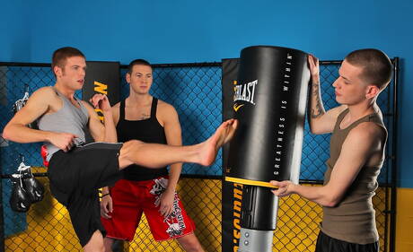 Die schamlosen Jungs Jay Cloud, Anthony Price und Morgan Shades beim harten Dreier-Sex