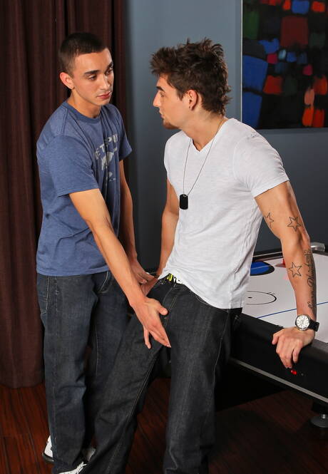 Die versauten Jungs Cody Cummings, Johnny Torque und Randy Dixon in einer Dreier-Fickszene