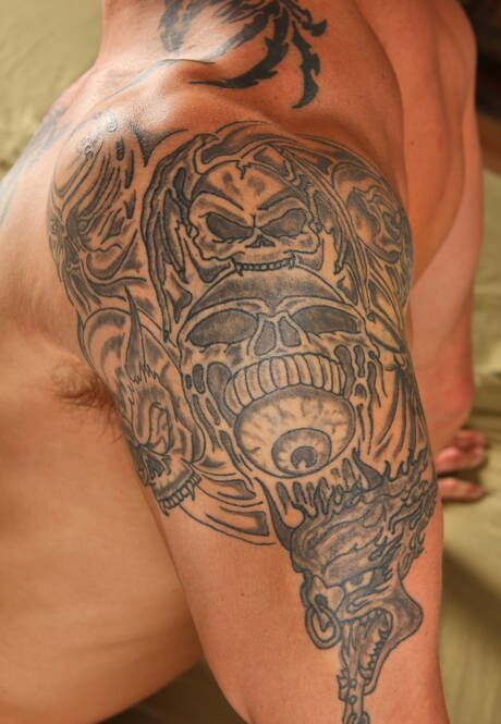 健美選手馬克斯史蒂爾脫衣服，露出緊實的臀部