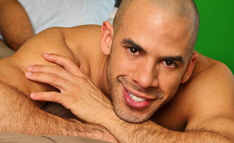 Czarny, owłosiony ogier Austin Wilde masturbuje się zabawką erotyczną