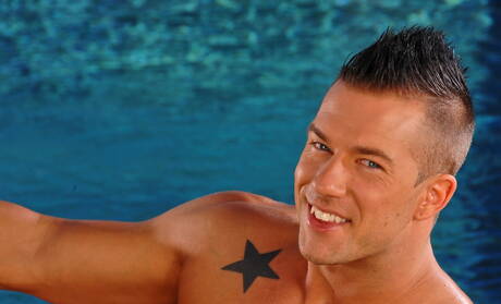 Amerykański twardziel Rod Daily pozuje nago i pokazuje ładny tyłek przy basenie