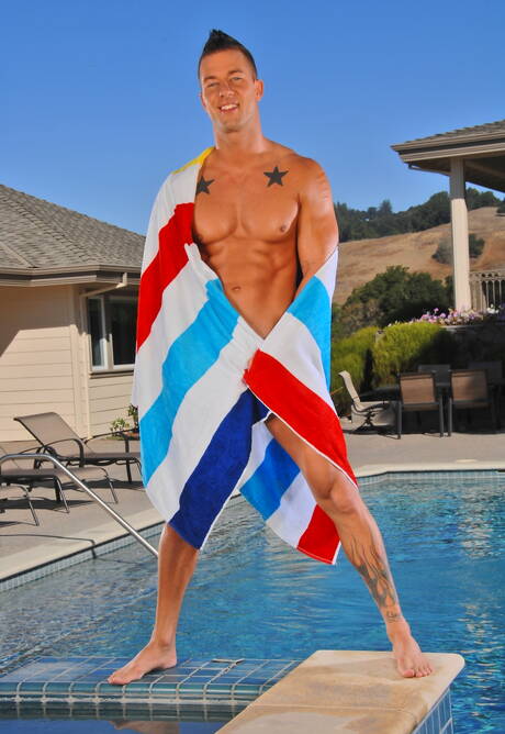 Amerykański twardziel Rod Daily pozuje nago i pokazuje ładny tyłek przy basenie