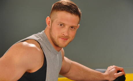 Amerikaanse stier Paul Wagner wordt naakt en laat zijn mooie kont zien